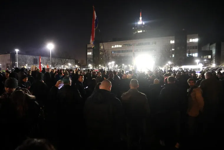 Okupljanje ispred HRT-a nadzirala i policija: Ovo su neke od poruka prosvjednika