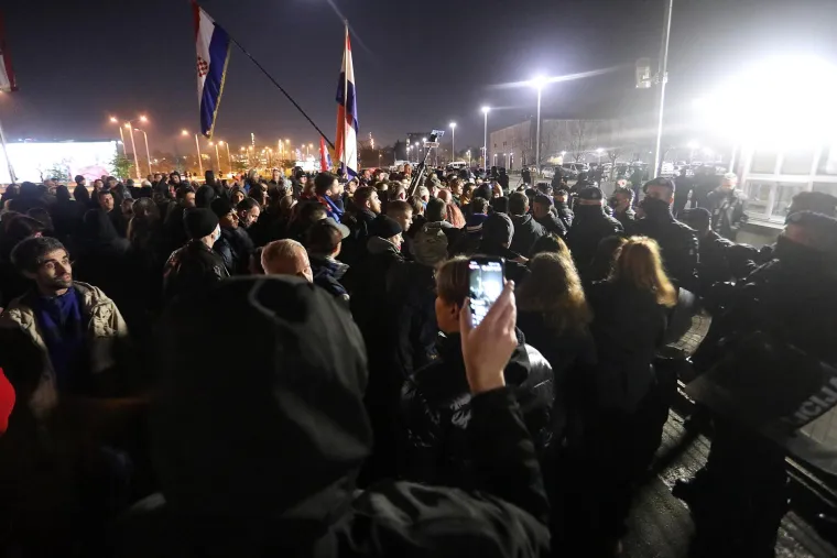 Okupljanje ispred HRT-a nadzirala i policija: Ovo su neke od poruka prosvjednika