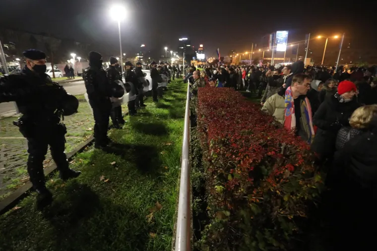 Okupljanje ispred HRT-a nadzirala i policija: Ovo su neke od poruka prosvjednika