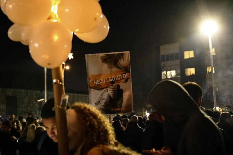 Okupljanje ispred HRT-a nadzirala i policija: Ovo su neke od poruka prosvjednika