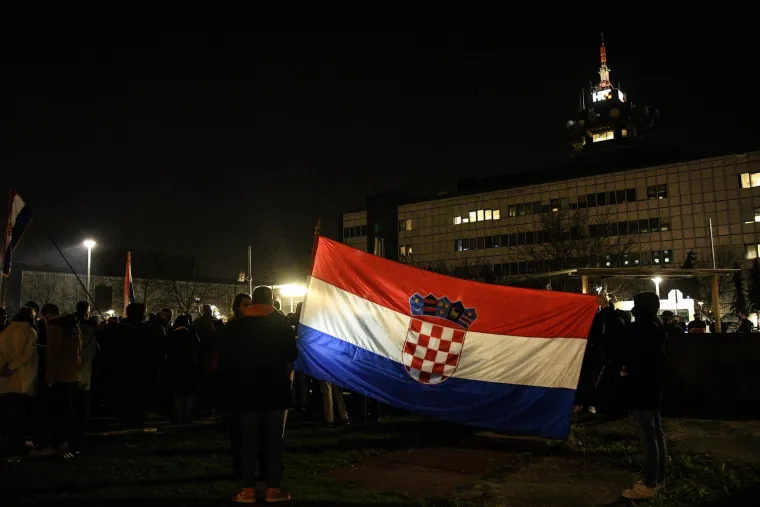 Okupljanje ispred HRT-a nadzirala i policija: Ovo su neke od poruka prosvjednika