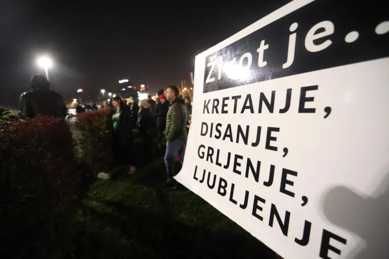 Okupljanje ispred HRT-a nadzirala i policija: Ovo su neke od poruka prosvjednika