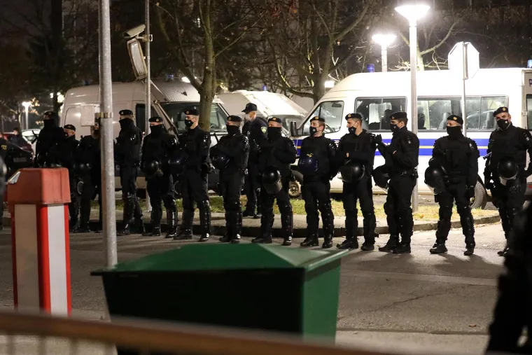 Okupljanje ispred HRT-a nadzirala i policija: Ovo su neke od poruka prosvjednika