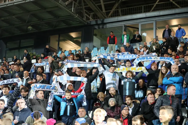 Rijeka i Hajduk na Rujevici igraju Jadranski derbi gdje nakon prvog poluvremena slavi Hajduk s 1:0 i pogotkom Livaje iz 45. minute. Nakon Livajina pogotka i slavlja, na teren je utrčao navijač koji je gurnuo Katića, a onda se u upleo Livaja te odgurnuo navijača.