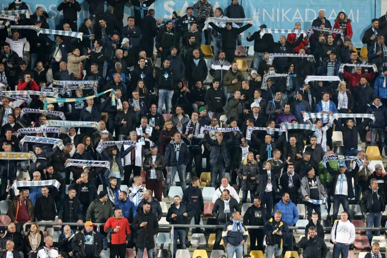 Rijeka i Hajduk na Rujevici igraju Jadranski derbi gdje nakon prvog poluvremena slavi Hajduk s 1:0 i pogotkom Livaje iz 45. minute. Nakon Livajina pogotka i slavlja, na teren je utrčao navijač koji je gurnuo Katića, a onda se u upleo Livaja te odgurnuo navijača.
