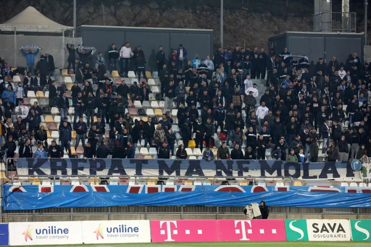 Rijeka i Hajduk na Rujevici igraju Jadranski derbi gdje nakon prvog poluvremena slavi Hajduk s 1:0 i pogotkom Livaje iz 45. minute. Nakon Livajina pogotka i slavlja, na teren je utrčao navijač koji je gurnuo Katića, a onda se u upleo Livaja te odgurnuo navijača.