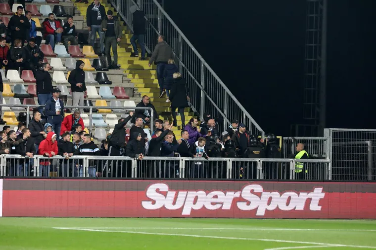 Rijeka i Hajduk na Rujevici igraju Jadranski derbi gdje nakon prvog poluvremena slavi Hajduk s 1:0 i pogotkom Livaje iz 45. minute. Nakon Livajina pogotka i slavlja, na teren je utrčao navijač koji je gurnuo Katića, a onda se u upleo Livaja te odgurnuo navijača.