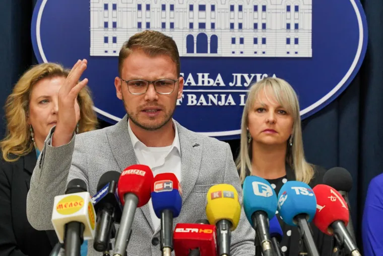 &quot;Da budem iskren, dio svog privatnog života sam dajem putem društvenih mreža, to je ono što radim u slobodno vrijeme, čak i dio kućne atmosfere, s bakom, bratovom kćeri, to je dio koji u određenom trenutku imam želju podijeliti. To je možda jedan od razloga zbog kojeg su me ljudi zavoljeli, jer živim život kao i svi drugi. S vremenom čovjek očvrsne, pa onda i neka pisanja koja nemaju veze s istinom počnu vas manje smetati, jer da čovjek sve prima k srcu, ne bih izdržao tu vrstu pritiska&quot;, ispričao je.