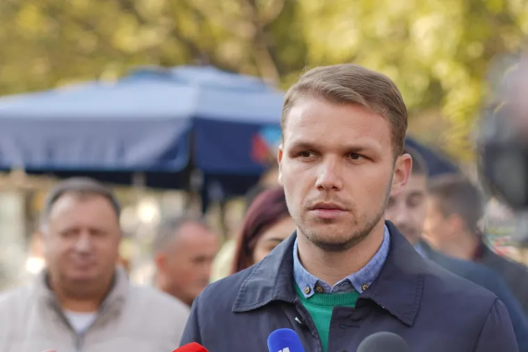 &quot;Ono što je meni važno reći jest da sam postao gradonačelnik Banje Luke isključivo svojim radom i posvećenošću. Netko sam tko zna da nekad u životu ne ide sve kako želite, ali isto tako apsolutno bježim od žutog tiska i takvih napisa. To nije nešto na što stavljam naglasak i ono što ne želim jest da, u bilo kojem dijelu, takva vrsta spekulacija zasjeni sve ono krupno što radimo i što smo postigli&quot;, istaknuo je.