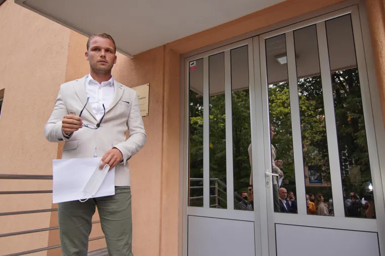 Na pitanje: &apos;Što je istina u pisanju vezanom uz vas i pjevačicu Tanju Savić?&apos; odgovorio je vrlo diplomatski.