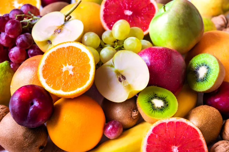 VOĆE - Preporučena hrana: jabuke, višnje, naranče, mandarine, grejp, limun, jagode, maline, kupine, borovnice, ribizi, te u manjim količinama: trešnje, marelice, breskve, šljive, kruške, orašasti plodovi (orasi, lješnjaci, bademi);
Hrana koju treba izbjegavati: suho i kandirano voće, soljeni oraščići, kokosov orah, banane, grožđe, dinje, lubenice, smokve, slatko tropsko voće, kompoti sa šećerom