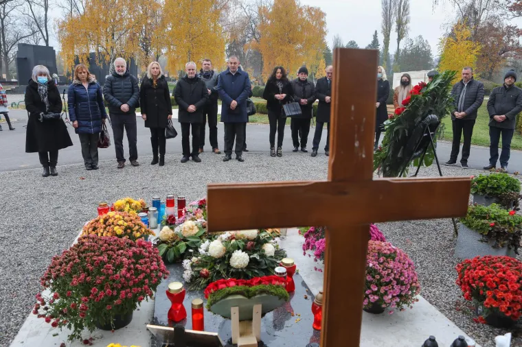 Milan Bandić, nekada&scaron;nji gradonačelnik Zagreba danas bi slavio 66. rođendan pa su njegovi suradnici na zagrebačkom groblju Mirogoj, na njegovu grobu položili vijence i zapalili svijeće. Među njima bio je predsjednik Stranke rada i solidarnosti, Nenad Predovan, nekada&scaron;nji pročelnik Ivica Lovrić, ali i Natalija Prica. Nije se pak pojavila njegova nekada&scaron;nja zamjenica, Jelena Pavičić Vukičević.