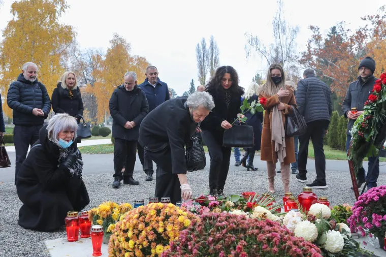 Milan Bandić, nekada&scaron;nji gradonačelnik Zagreba danas bi slavio 66. rođendan pa su njegovi suradnici na zagrebačkom groblju Mirogoj, na njegovu grobu položili vijence i zapalili svijeće. Među njima bio je predsjednik Stranke rada i solidarnosti, Nenad Predovan, nekada&scaron;nji pročelnik Ivica Lovrić, ali i Natalija Prica. Nije se pak pojavila njegova nekada&scaron;nja zamjenica, Jelena Pavičić Vukičević.