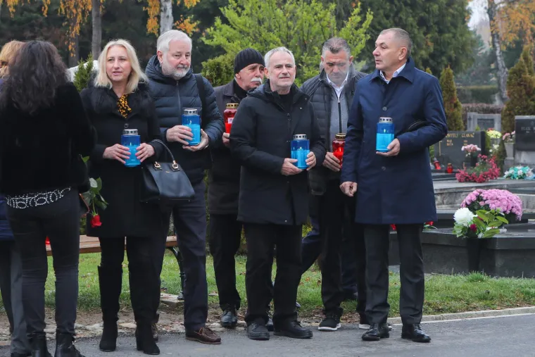 Milan Bandić, nekada&scaron;nji gradonačelnik Zagreba danas bi slavio 66. rođendan pa su njegovi suradnici na zagrebačkom groblju Mirogoj, na njegovu grobu položili vijence i zapalili svijeće. Među njima bio je predsjednik Stranke rada i solidarnosti, Nenad Predovan, nekada&scaron;nji pročelnik Ivica Lovrić, ali i Natalija Prica. Nije se pak pojavila njegova nekada&scaron;nja zamjenica, Jelena Pavičić Vukičević.