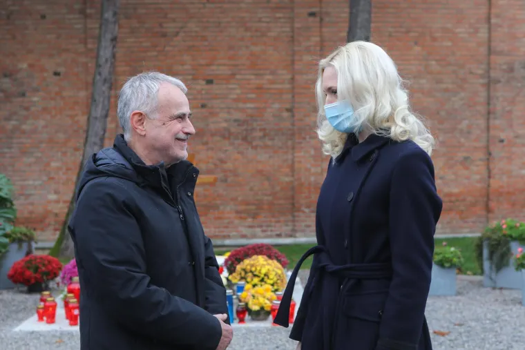 Milan Bandić, nekada&scaron;nji gradonačelnik Zagreba danas bi slavio 66. rođendan pa su njegovi suradnici na zagrebačkom groblju Mirogoj, na njegovu grobu položili vijence i zapalili svijeće. Među njima bio je predsjednik Stranke rada i solidarnosti, Nenad Predovan, nekada&scaron;nji pročelnik Ivica Lovrić, ali i Natalija Prica. Nije se pak pojavila njegova nekada&scaron;nja zamjenica, Jelena Pavičić Vukičević.