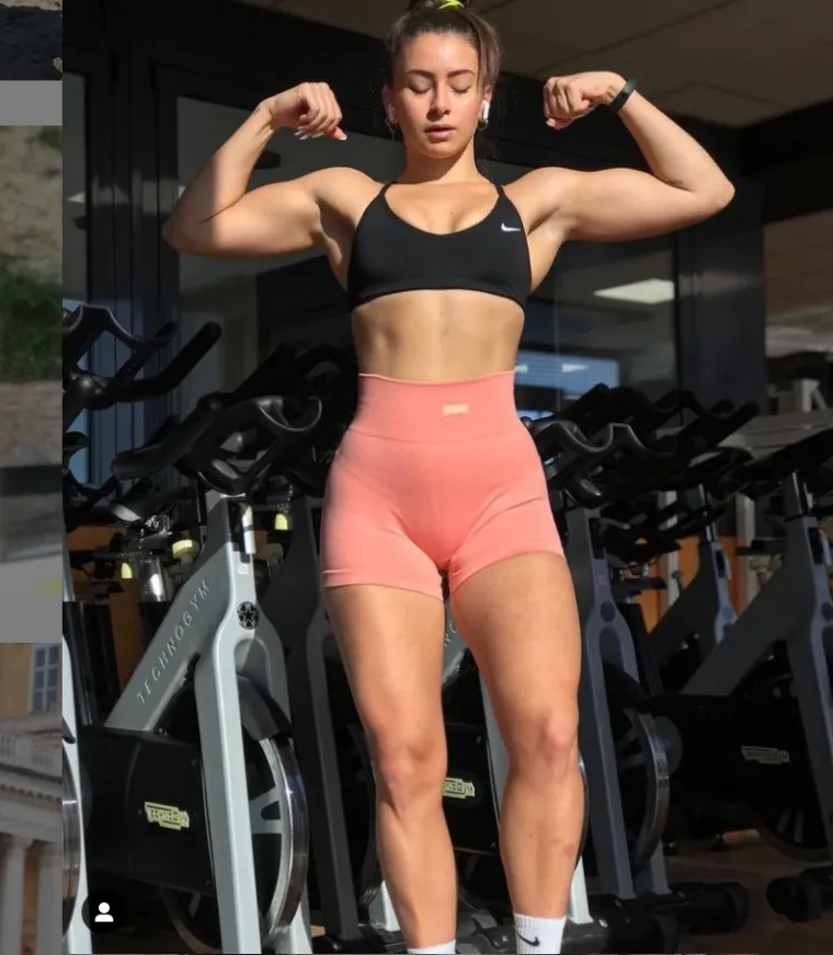 Sara ima vi&scaron;e pratitelja nego njena zemlja stanovnika, često ističe savr&scaron;enu guzu i ljudi su ludi za njom