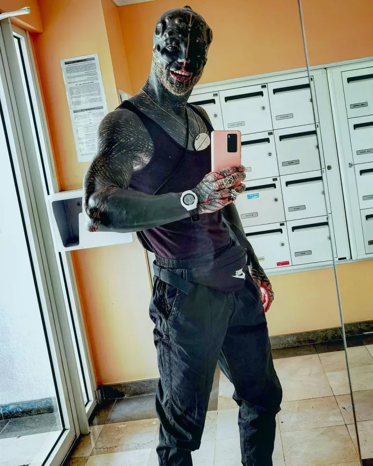 Što će mu pasti na pamet sljedeće, vidjet ćemo, ali u jednom intervjuu je napomenuo da si želi u potpunosti oderati kožu i zamijeniti je metalom.