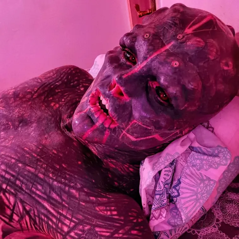 Dao si je odsjeći dva prsta kako bi mu &scaron;aka podsjećala na kandžu, a po glavi mu se motaju jo&scaron; gore ideje!