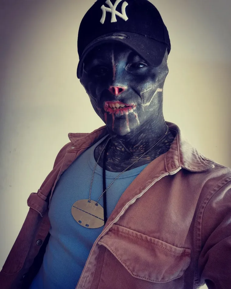 Dao si je odsjeći dva prsta kako bi mu &scaron;aka podsjećala na kandžu, a po glavi mu se motaju jo&scaron; gore ideje!