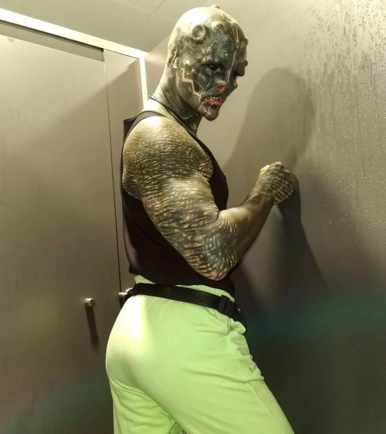 Dao si je odsjeći dva prsta kako bi mu &scaron;aka podsjećala na kandžu, a po glavi mu se motaju jo&scaron; gore ideje!