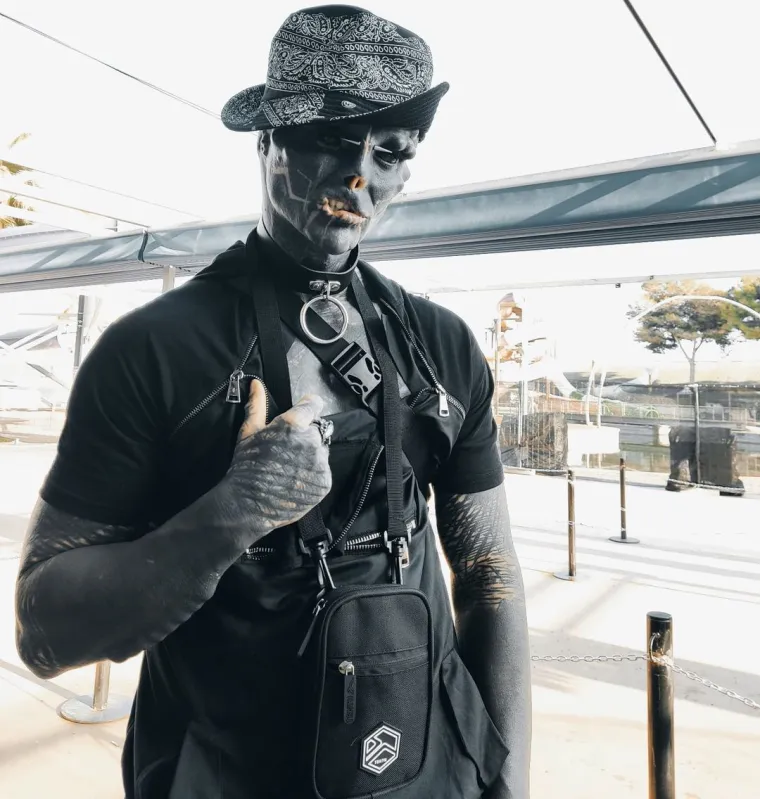 Dao si je odsjeći dva prsta kako bi mu &scaron;aka podsjećala na kandžu, a po glavi mu se motaju jo&scaron; gore ideje!