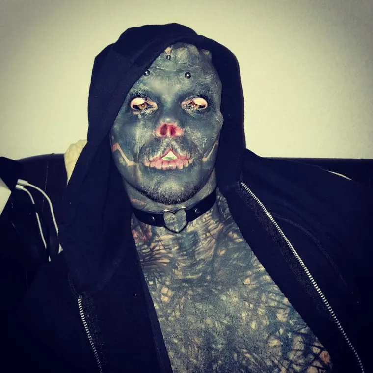 Dao si je odsjeći dva prsta kako bi mu &scaron;aka podsjećala na kandžu, a po glavi mu se motaju jo&scaron; gore ideje!