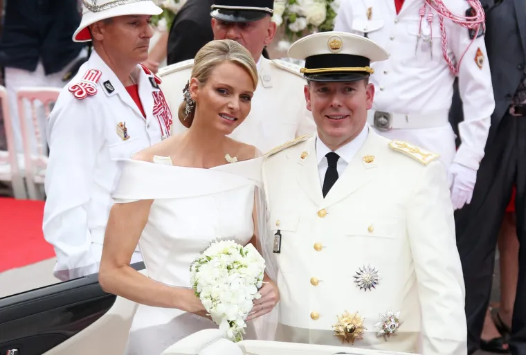 Navodno je razlog njenog povratka u Monako bila rastava braka. Izgleda da Albert nikako ne pristaje na to, a umjesto toga javnosti je servirao priču o Charleninom narušenom zdravlju te poriče da su problemi njegove supruge povezani s njihovim narušenim odnosom.