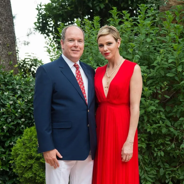 &quot;Vjerojatno ću to reći nekoliko puta, ali to nema veze s našim brakom. Želim vrlo jasno reći da u našem odnosu nema nikakvih problema. Umjesto toga, nekoliko uzroka privatne prirode dovelo je do njezina stanja. Ona je fizički i emocionalno iscrpljena. Bila je preopterećena i nije mogla ispunjavati svoje službene dužnosti, život općenito, pa čak i obiteljski život&quot;, rekao je Albert te je opisao kako se njegova supruga osjećala u posljednje vrijeme.