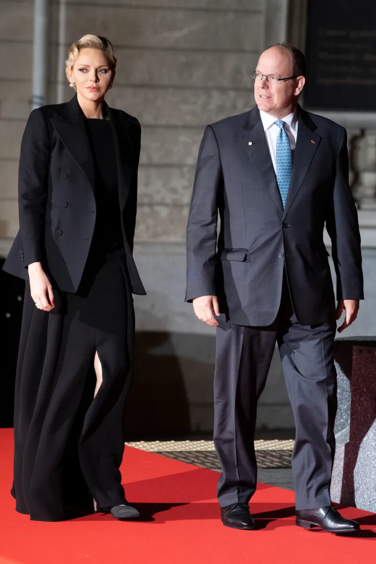 Charlene 19. studenoga nije bila na proslavi Nacionalnog dana Monaka. Princ Albert otkrio je da ona pati od "duboke iscrpljenosti, emocionalne i fizičke" te da je opet hospitalizirana, no ovaj put u psihijatrijskoj ustanovi.