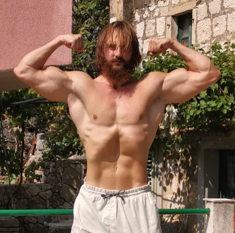 Samozatajan mišićavi div: Kristijan iz 'Braka na prvu' mami žene svojim fotkama, ispod jedne mu se javila i Žanamari