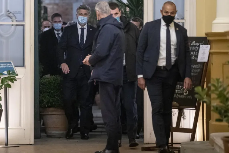 Plenković i Macron mahali fotografima, kucnuli se ča&scaron;ama pa se bacili na večeru