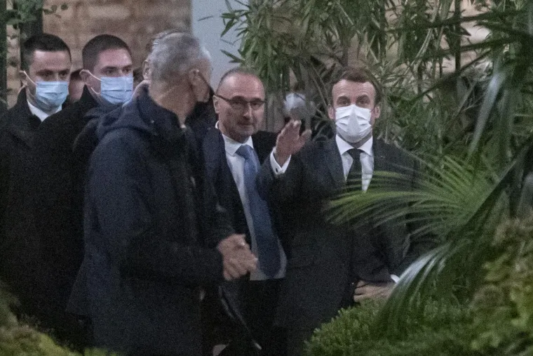 Plenković i Macron mahali fotografima, kucnuli se ča&scaron;ama pa se bacili na večeru