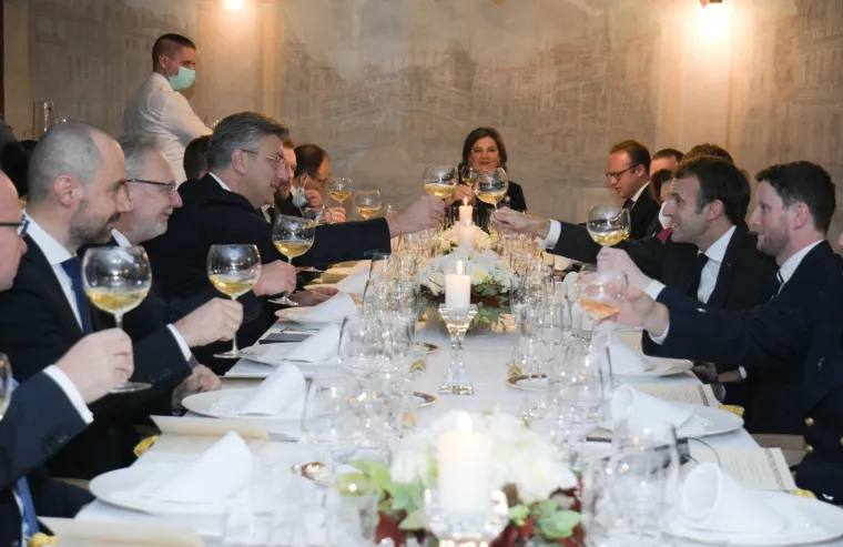 Plenković i Macron mahali fotografima, kucnuli se ča&scaron;ama pa se bacili na večeru