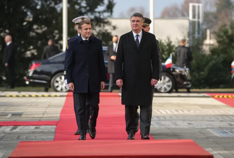 Dobro raspoloženje na Pantovčaku: Pogledajte tko je sve s Milanovićem dočekao Macrona