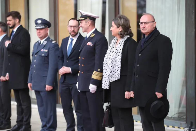 Dobro raspoloženje na Pantovčaku: Pogledajte tko je sve s Milanovićem dočekao Macrona