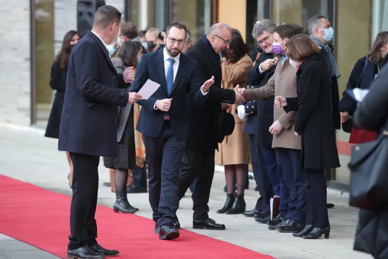 Dobro raspoloženje na Pantovčaku: Pogledajte tko je sve s Milanovićem dočekao Macrona