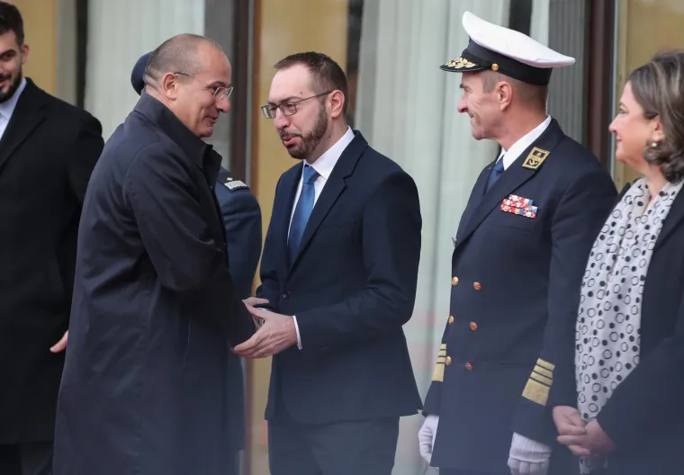 Dobro raspoloženje na Pantovčaku: Pogledajte tko je sve s Milanovićem dočekao Macrona