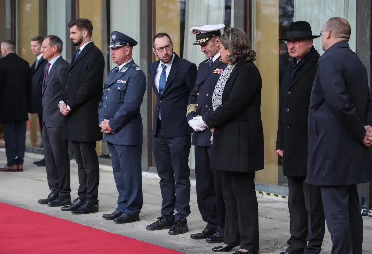 Dobro raspoloženje na Pantovčaku: Pogledajte tko je sve s Milanovićem dočekao Macrona