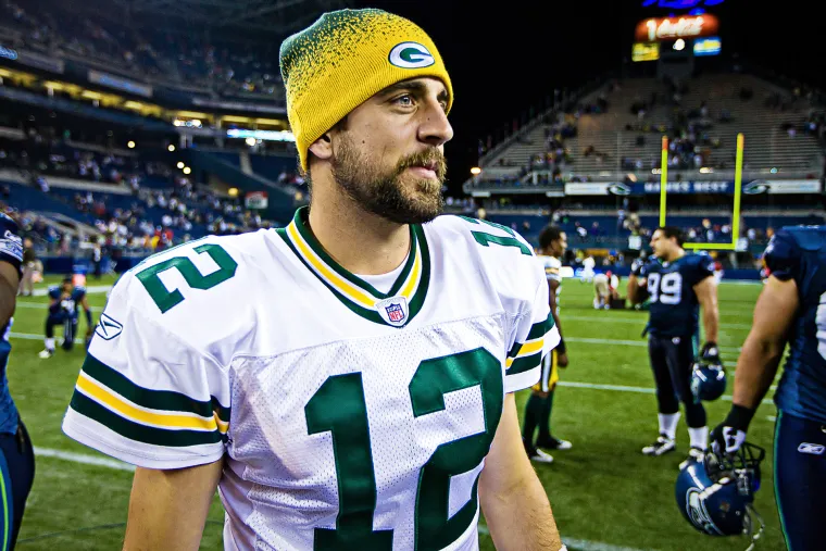 Nakon pozitivnog testa na covid-19, Aaron Rodgers izbačen je iz NFL-a. S obzirom na to da nije bio cijepljen, zahtijevali su da ide u desetodnevnu samoizolaciju, koja je standardna za necijepljene igrače koji su pozitivni na virus.