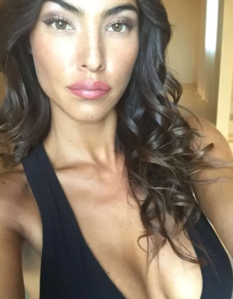 Upoznajte zanosnu suprugu slavnog nogometa&scaron;a, od njega je mlađa čak 22 godine i ne srami se pokazati svoje obline