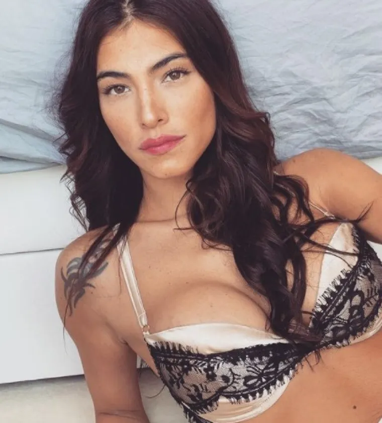 Upoznajte zanosnu suprugu slavnog nogometa&scaron;a, od njega je mlađa čak 22 godine i ne srami se pokazati svoje obline