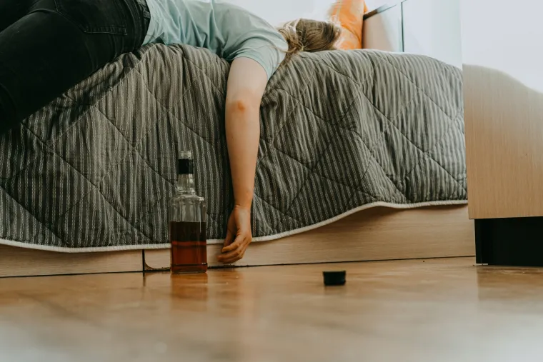 3. Skrivanje alkohola na čudnim mjestima kao što su garaža, ured ili automobil