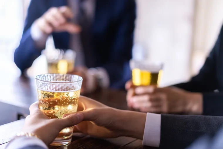 4. Piju pomalo između sastanaka ili tijekom radnog vremena