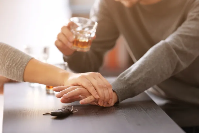 Svatko tko ima gore navedene simptome ili makar samo neke od njih vjerojatno ima i problem s alkoholom, ističe Klinika za rehabilitaciju Delamere   A je li u pitanju poremećaj korištenja alkohola mogu pokazati iskreni odgovori na dva pitanja.  
Kad pijete, možete li kontrolirati količinu alkohola koju konzumirate i piti umjereno? Ako želite prestati piti, možete li to učiniti?
Ako su odgovori ne, jasno je da osoba pati od poremećaja korištenja alkohola i da nad tim nema kontrolu.