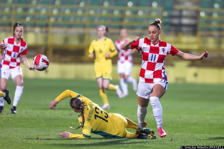 Atraktivna Ana Maria Marković zablistala u dresu Hrvatske, zanosnoj napadačici 'kockice' savr&scaron;eno stoje