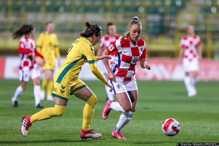 Atraktivna Ana Maria Marković zablistala u dresu Hrvatske, zanosnoj napadačici 'kockice' savr&scaron;eno stoje