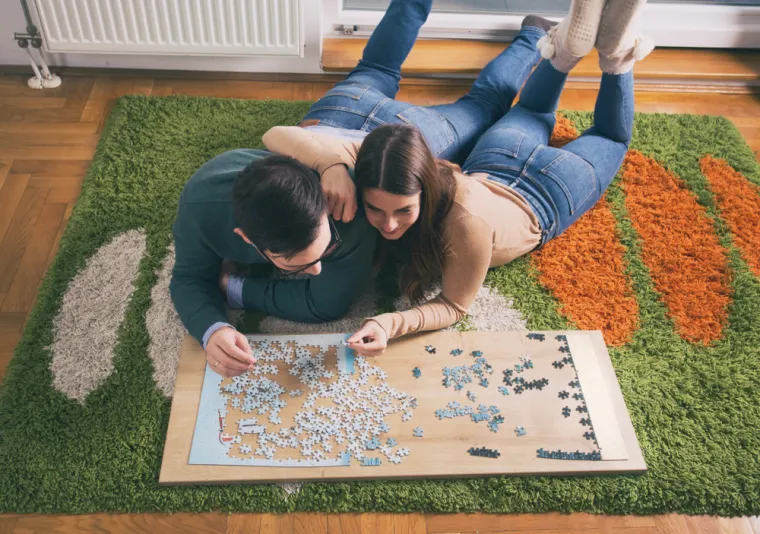 &quot;Puzzle su izvrstan dar za djecu, ali i za odrasle&quot;, kaže Alba. Različiti motivi i veličina slike mogu vam biti zanimljiv i sladak izazov pri odabiru savršenih slagalica za vaše dijete, prijatelje, partnere ili roditelje. Ono što ovaj poklon čini još boljim je to da nakon što se slože puzzle, dobivate jedno umjetničko djelo kojim možete ukrasiti zid svoga doma.