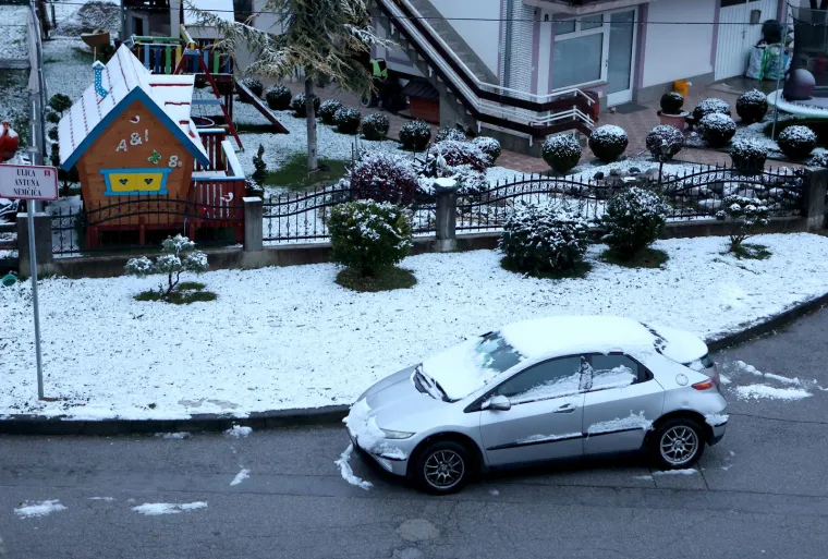 Snijeg je jutros zabijelio krovove kuća u Samoboru, bijeli se i Medvednica