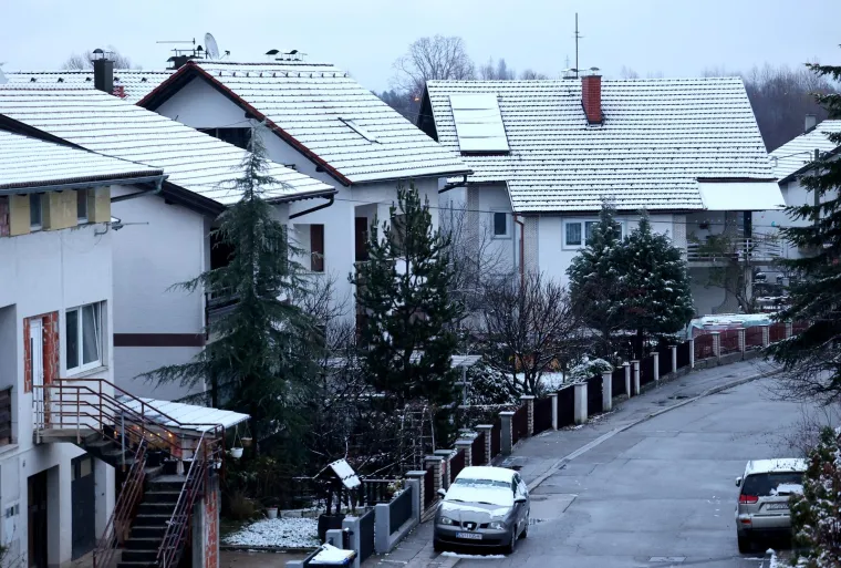 Snijeg je jutros zabijelio krovove kuća u Samoboru, bijeli se i Medvednica