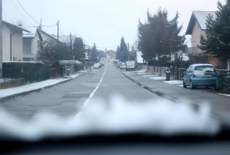 Snijeg je jutros zabijelio krovove kuća u Samoboru, bijeli se i Medvednica